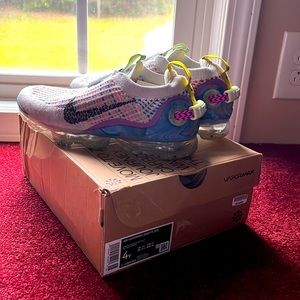 Boys (New) nike air vapormax 2020 size 4 youth, original price $200